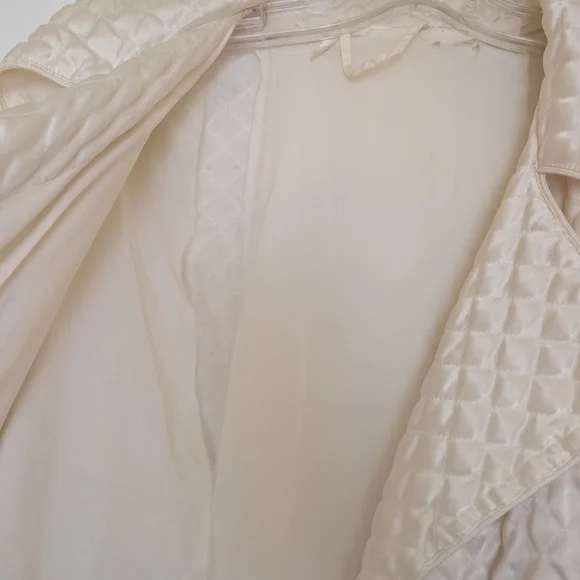 Elegant Cream Quilted Robe - Picture 7 of 10